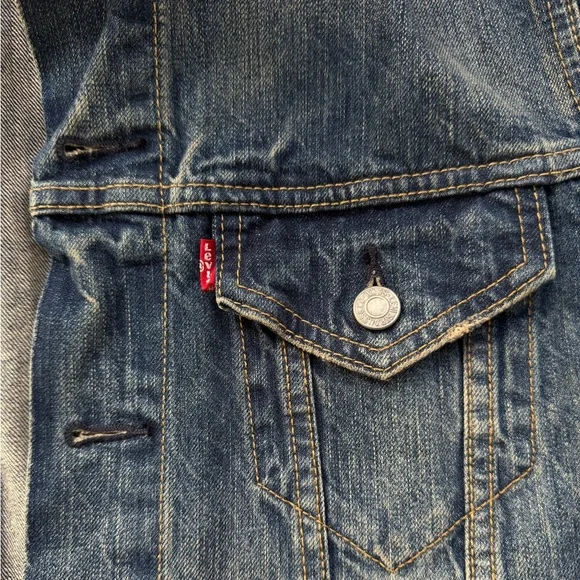 Levi's Faded Classic Trucker Blue Denim Small Jacket Distressed Red Tab 72335